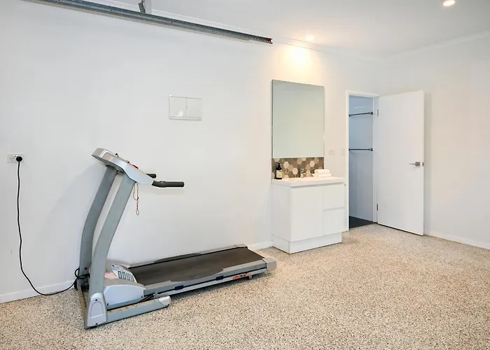 Stylish 2 B/R Apartment - 4 Guests, Garage Zc5
